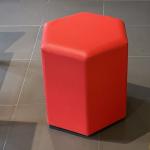 Roter, sechseckiger Hocker.